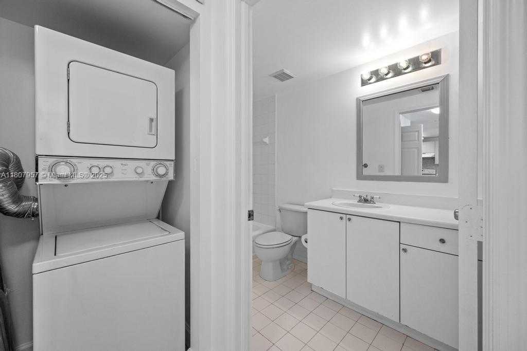 Small Image of 50 MENORES AVE #805, Coral Gables Number 7