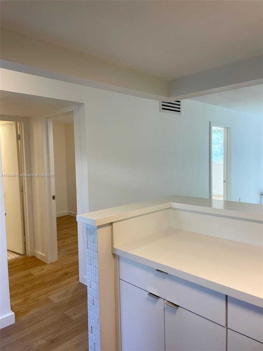 Small Image of 716 MICHIGAN AVE #202, Miami Beach Number 12