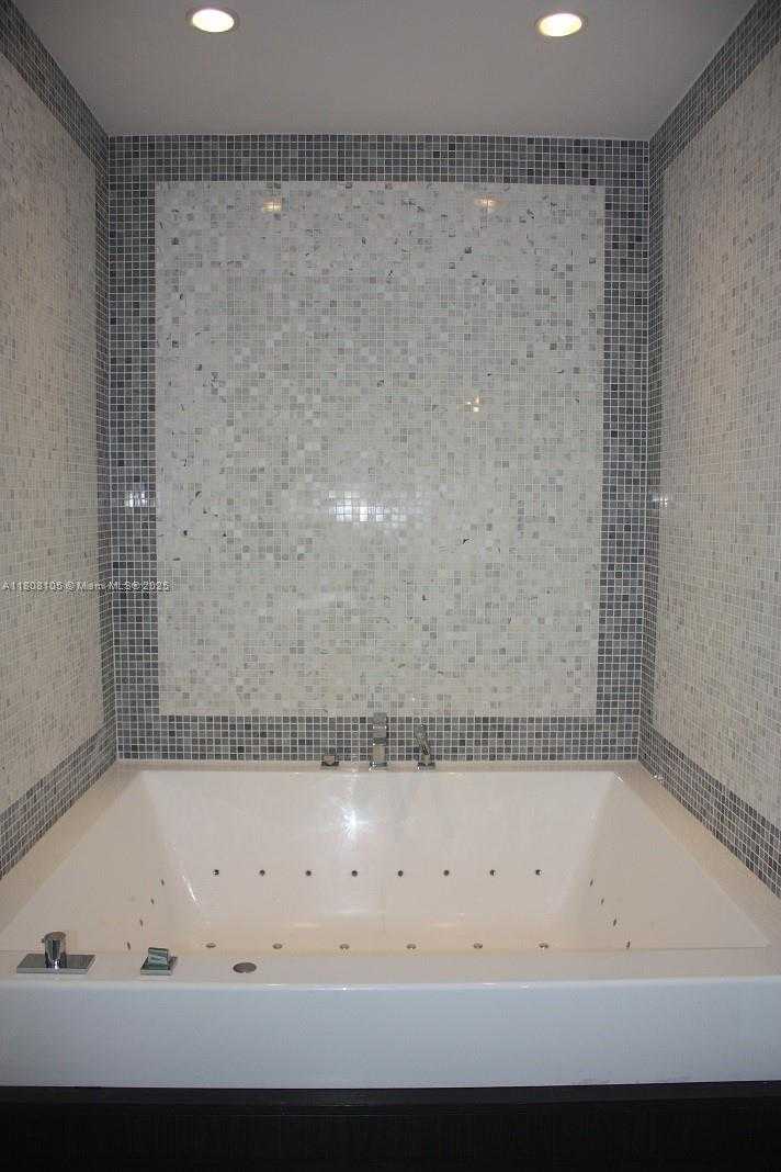Small Image of 200 BISCAYNE BOULEVARD WAY #4709, Miami Number 5