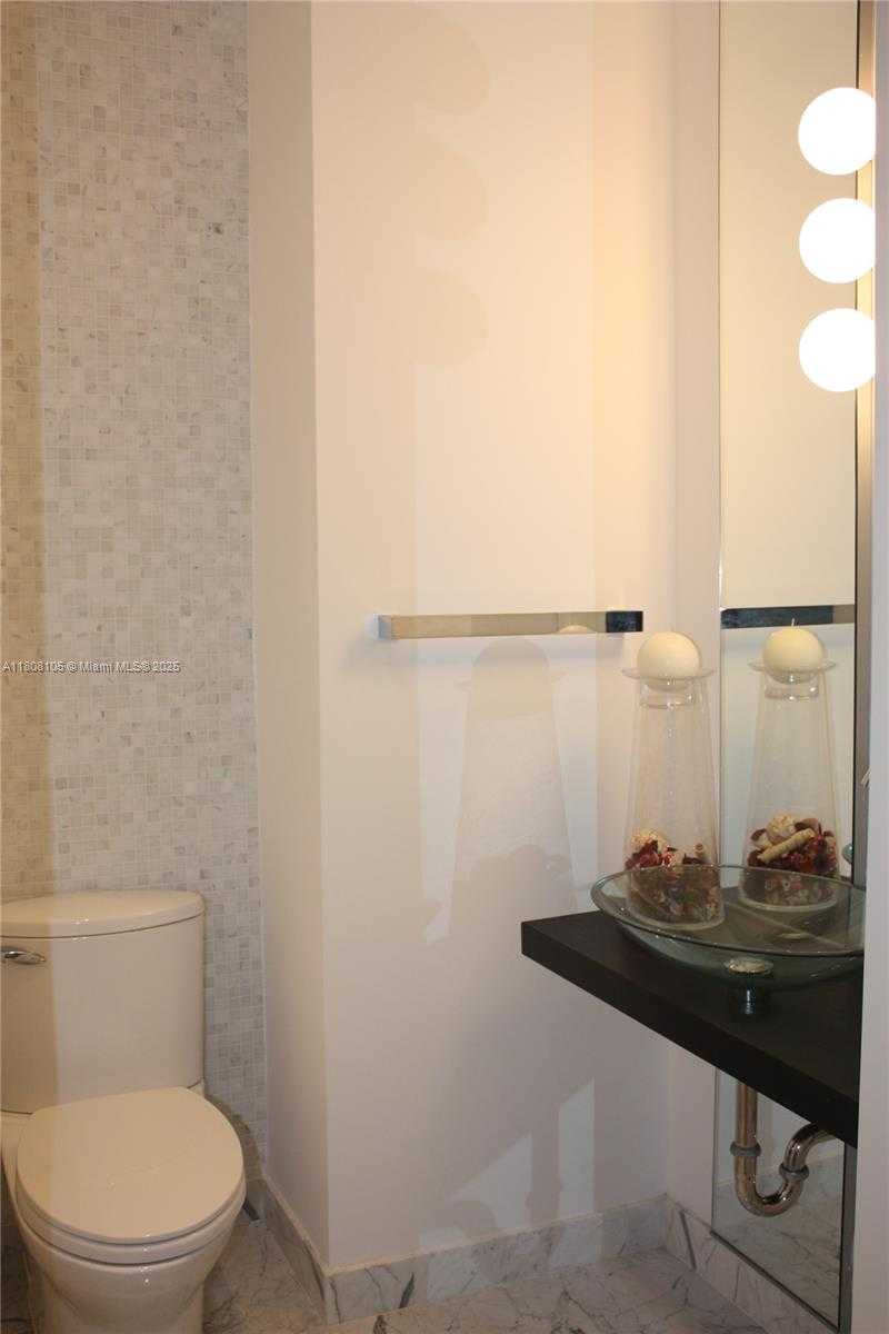 Small Image of 200 BISCAYNE BOULEVARD WAY #4709, Miami Number 6