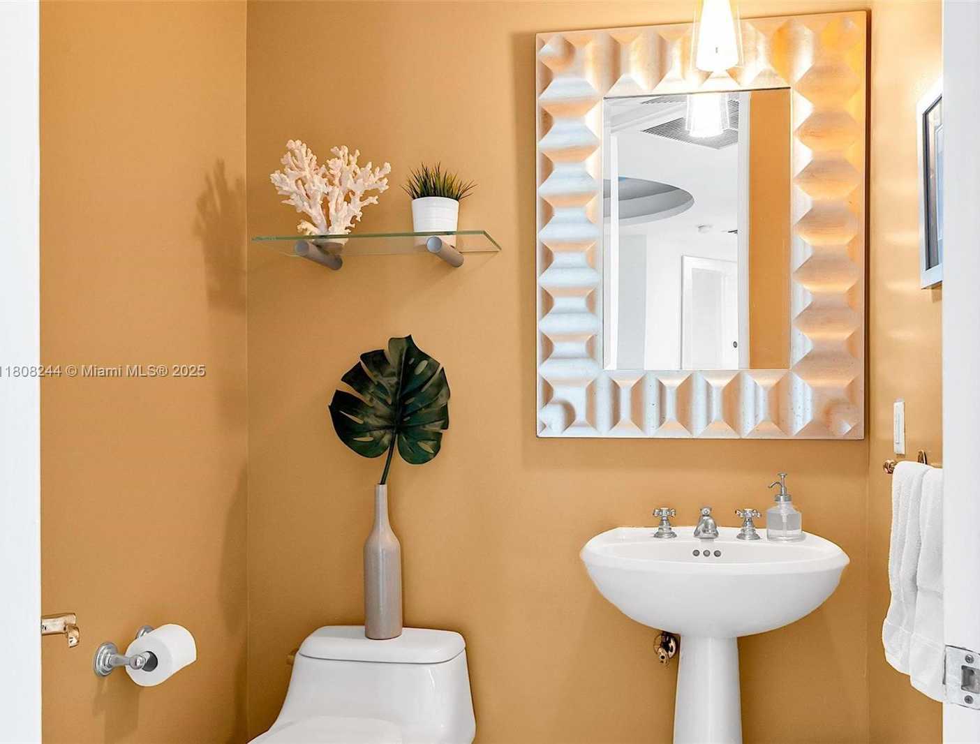 Small Image of 100 SOUTH POINTE DR #2104, Miami Beach Number 12
