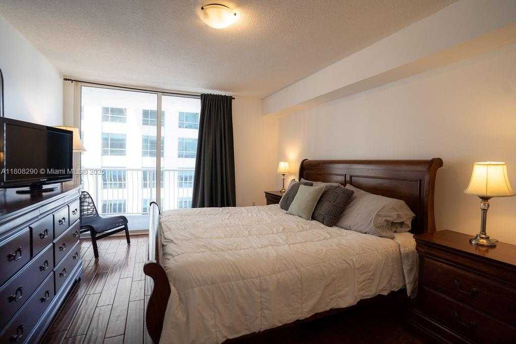 Small Image of 1200 BRICKELL BAY DR #2806, Miami Number 14