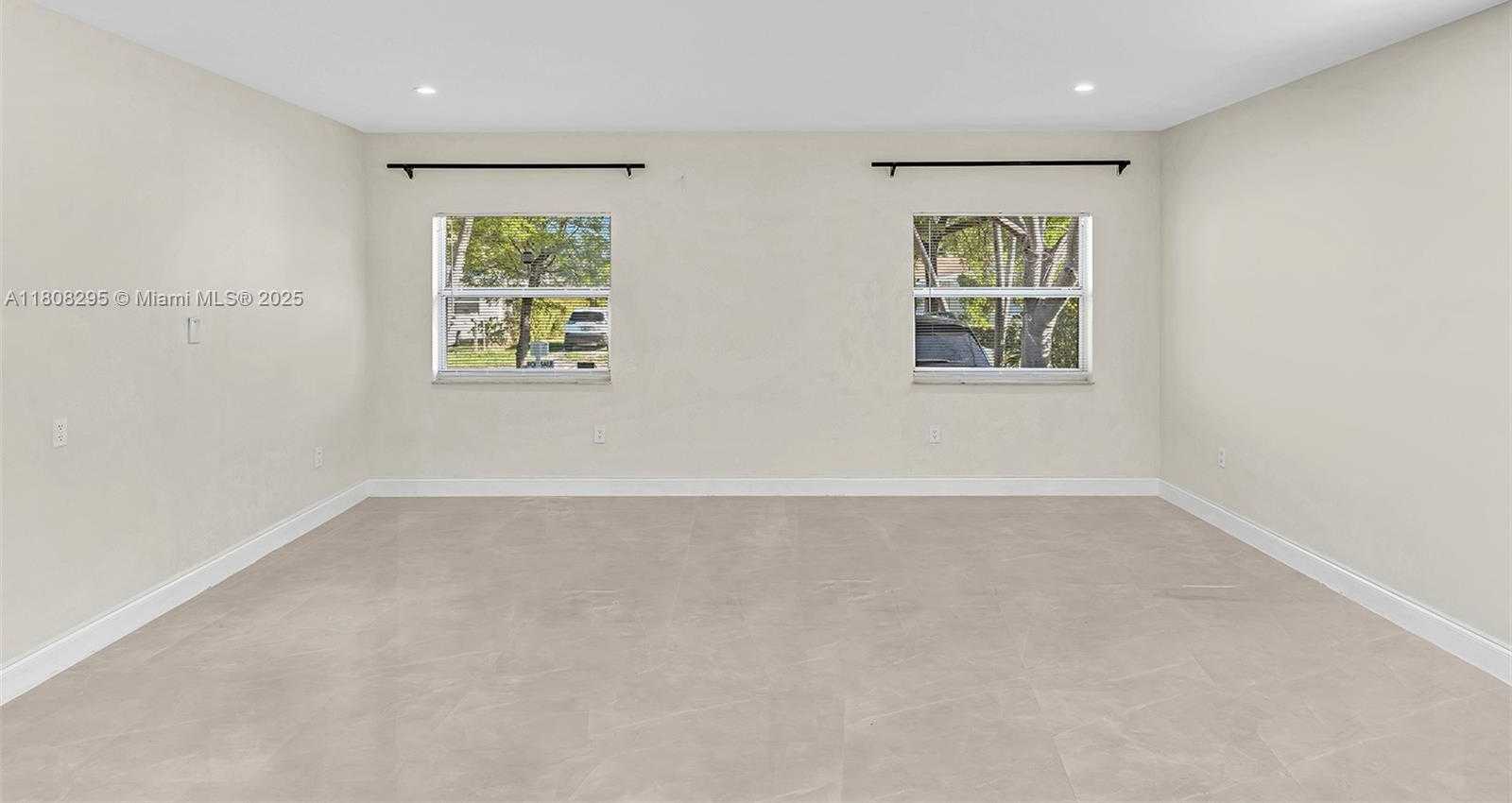 Small Image of 2620 NE 214 ST, Miami Number 12