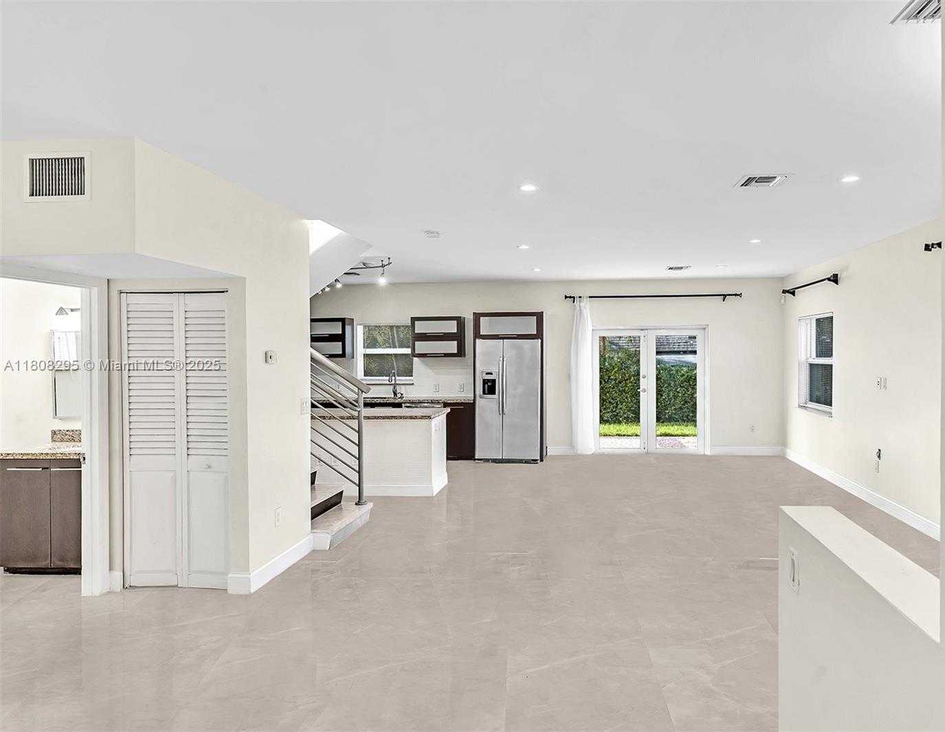 Small Image of 2620 NE 214 ST, Miami Number 14