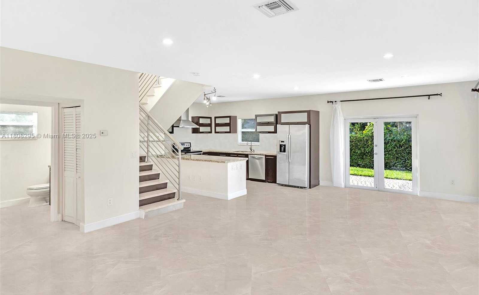 Small Image of 2620 NE 214 ST, Miami Number 16