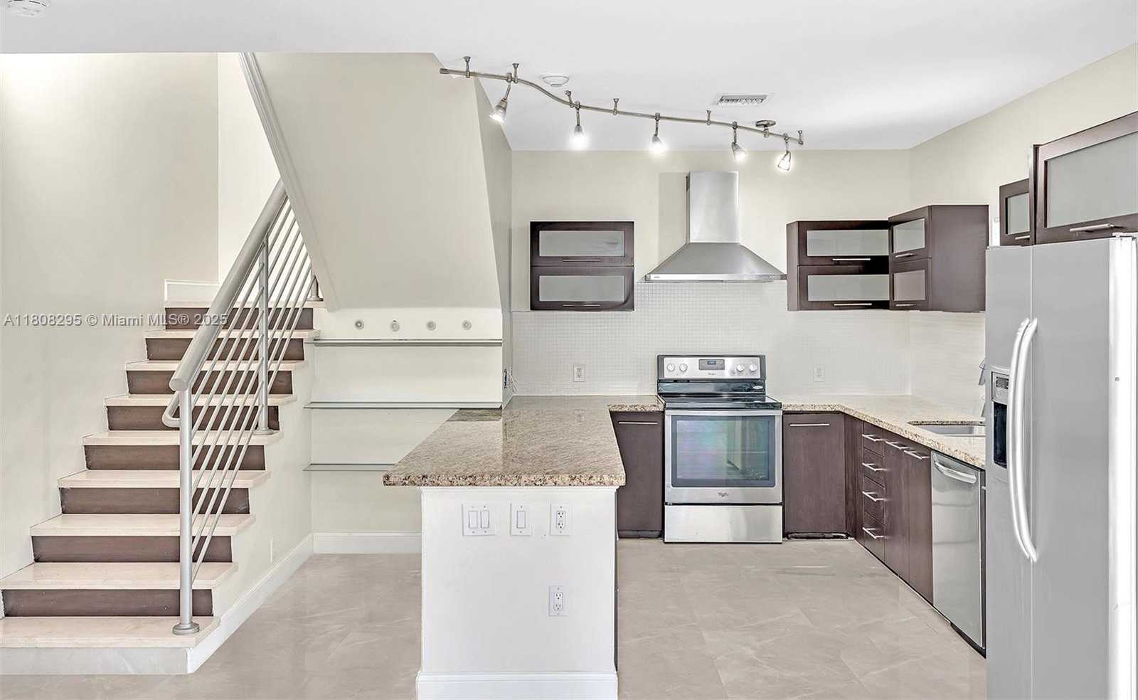 Small Image of 2620 NE 214 ST, Miami Number 20