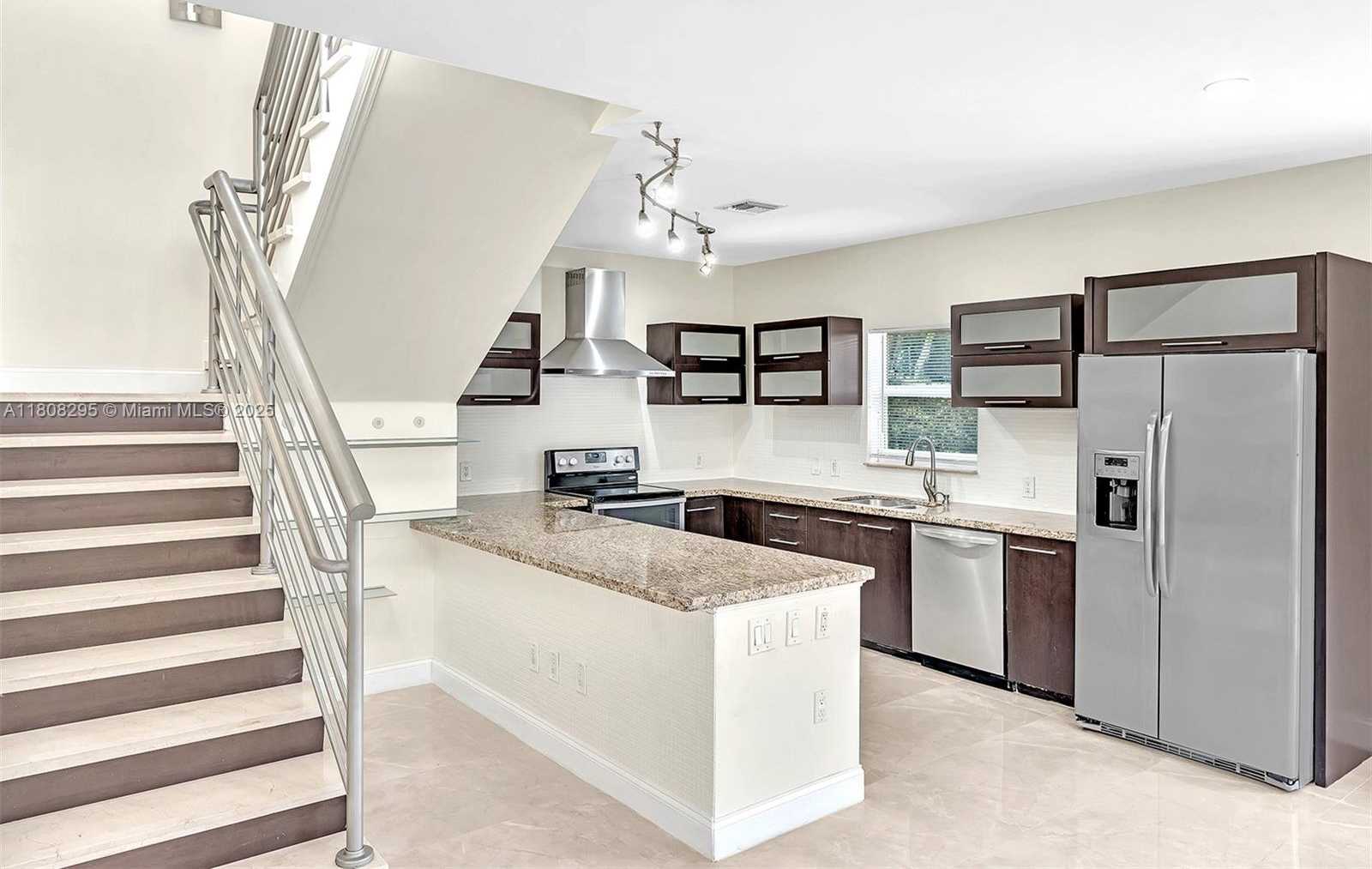 Small Image of 2620 NE 214 ST, Miami Number 21