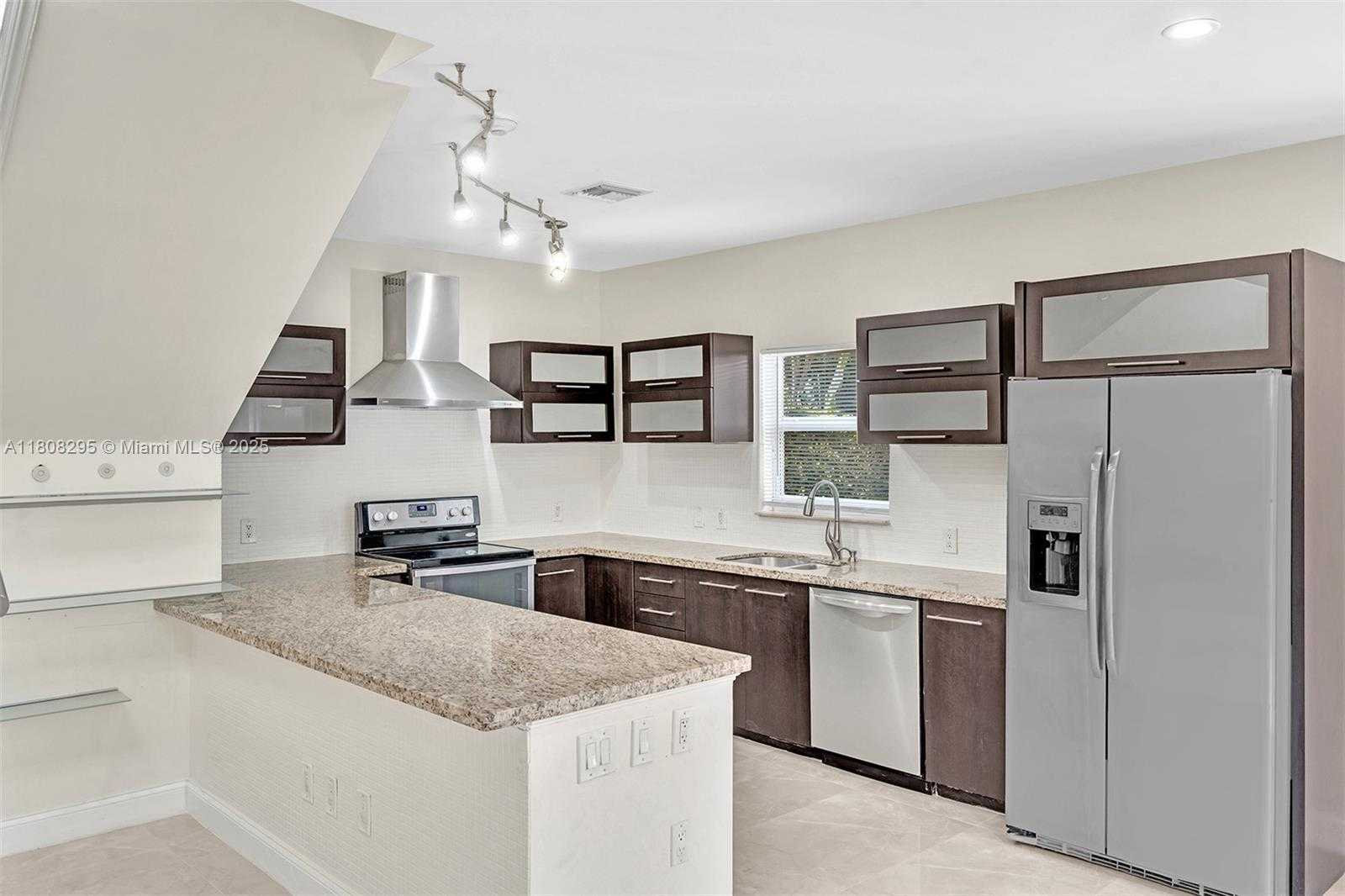 Small Image of 2620 NE 214 ST, Miami Number 22