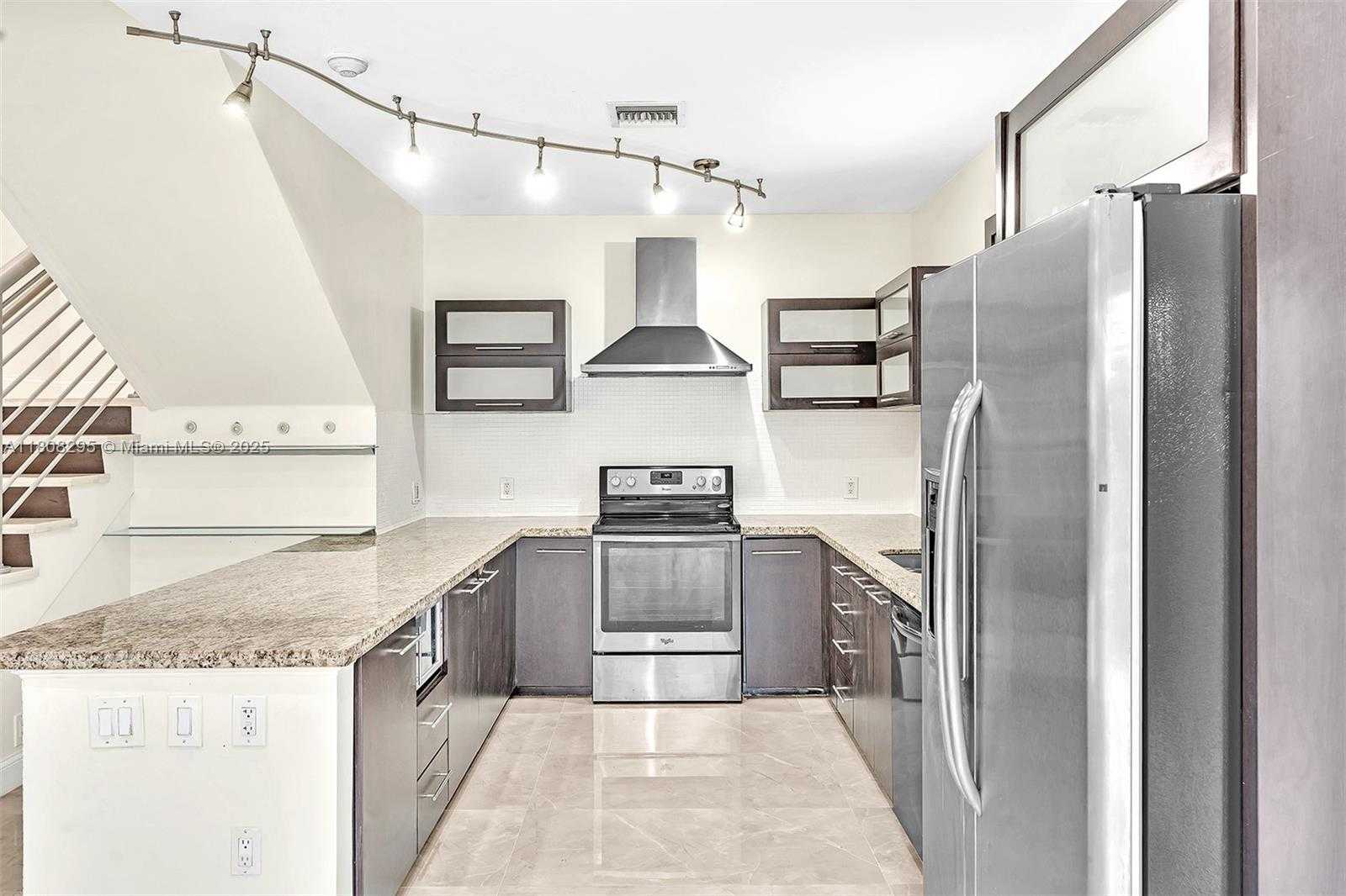 Small Image of 2620 NE 214 ST, Miami Number 26