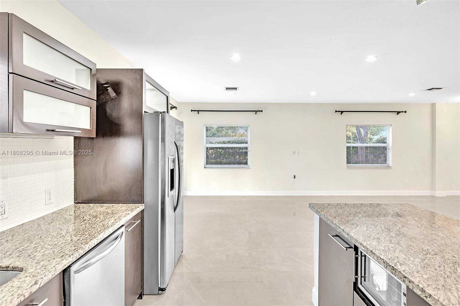 Small Image of 2620 NE 214 ST, Miami Number 27