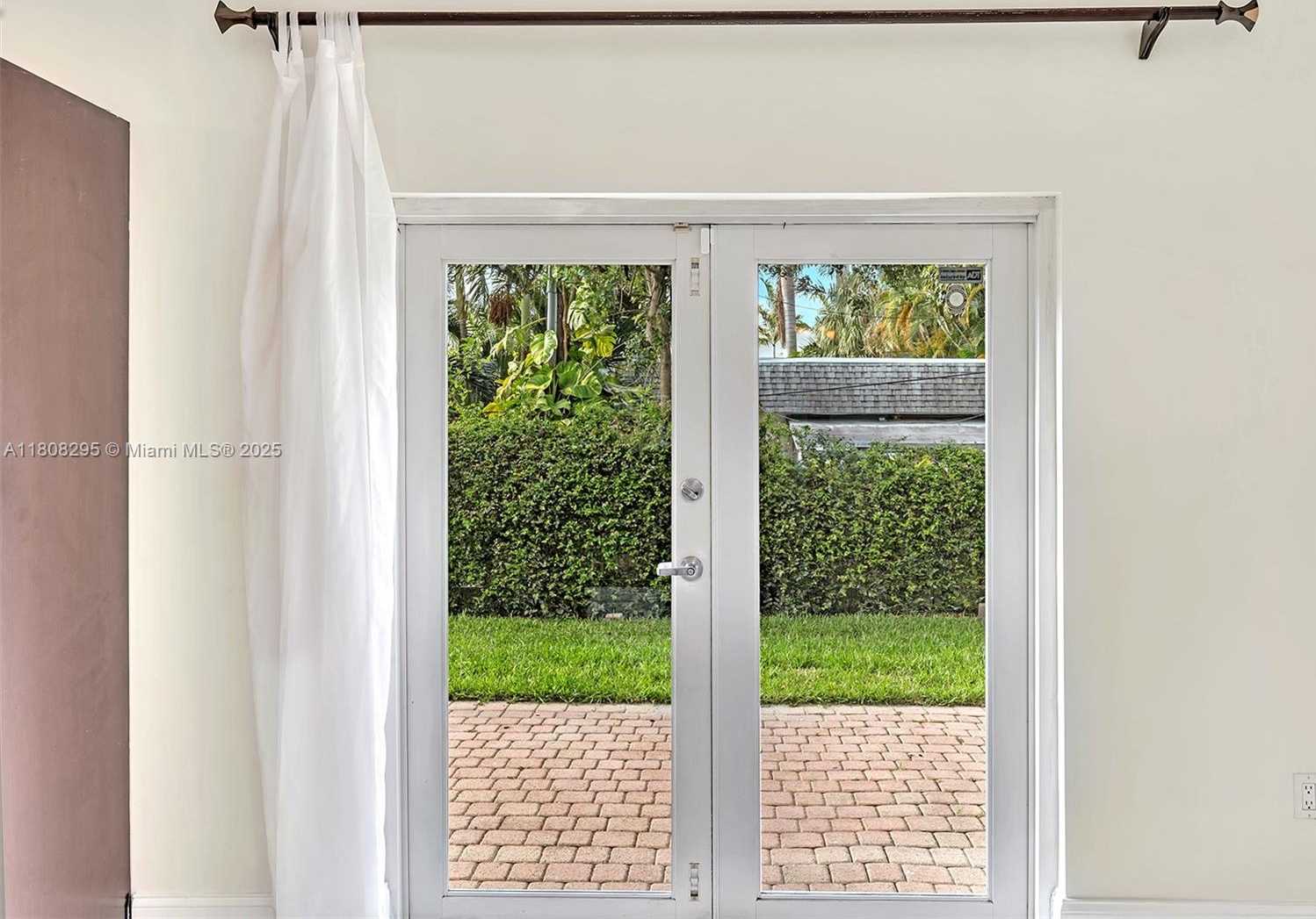 Small Image of 2620 NE 214 ST, Miami Number 31