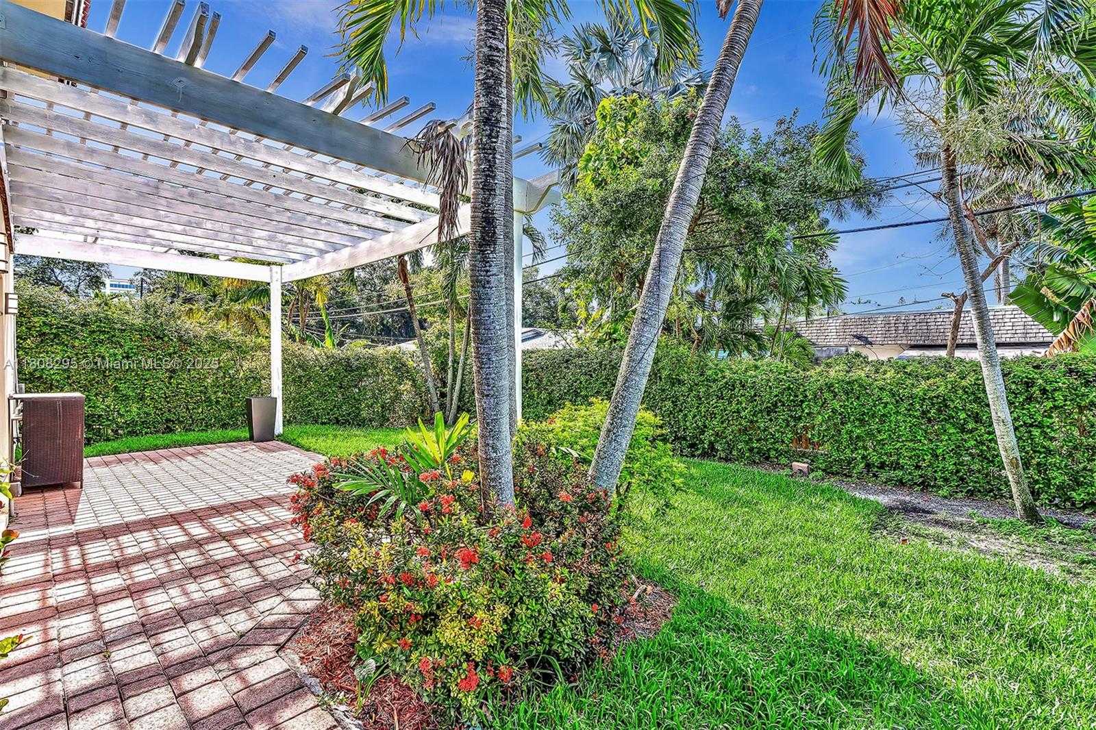 Small Image of 2620 NE 214 ST, Miami Number 32