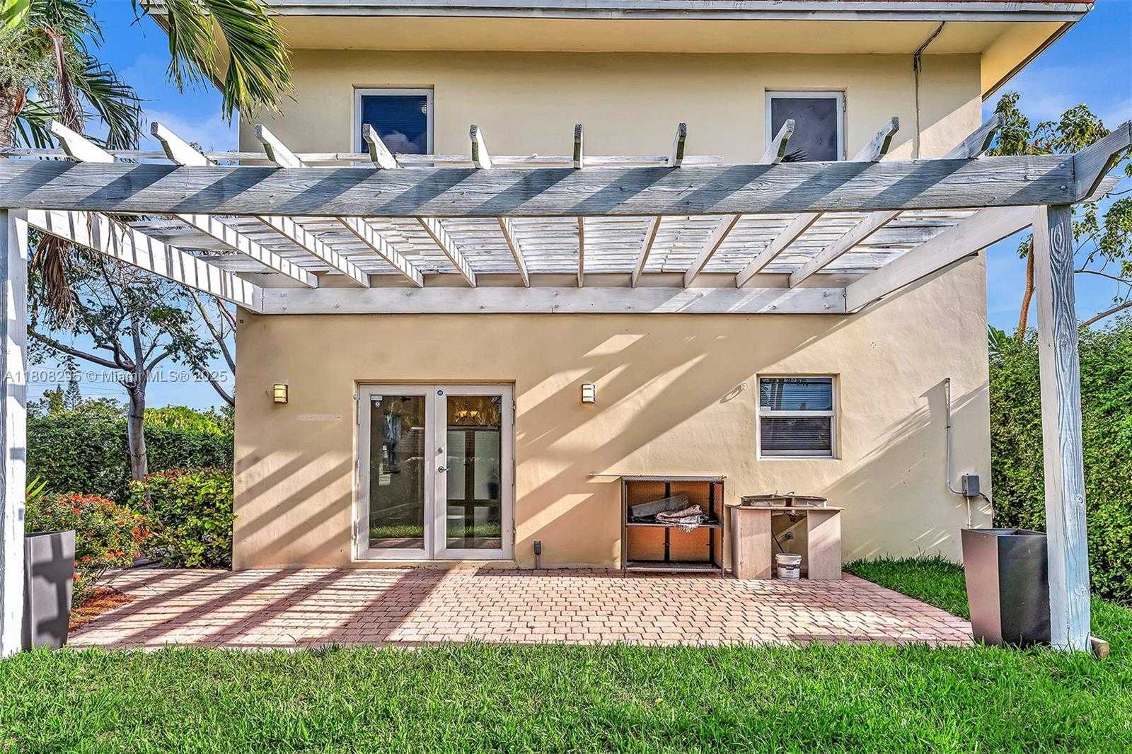 Small Image of 2620 NE 214 ST, Miami Number 33