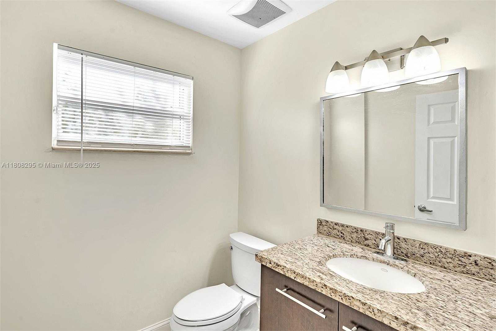 Small Image of 2620 NE 214 ST, Miami Number 34