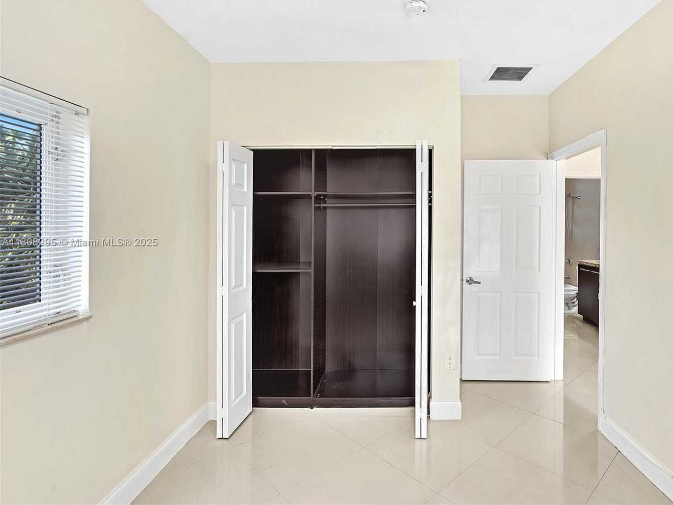 Small Image of 2620 NE 214 ST, Miami Number 38