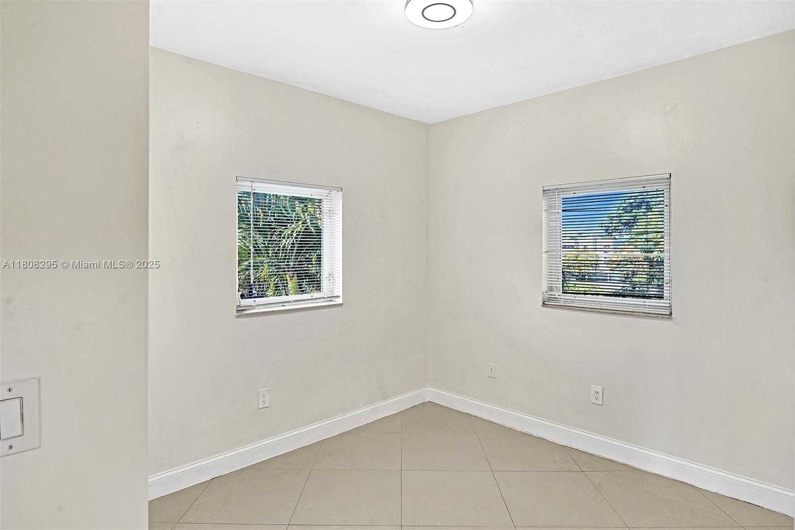 Small Image of 2620 NE 214 ST, Miami Number 39