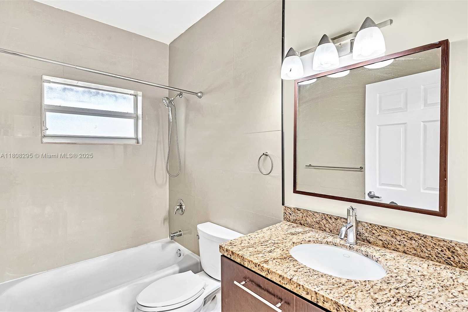 Small Image of 2620 NE 214 ST, Miami Number 43