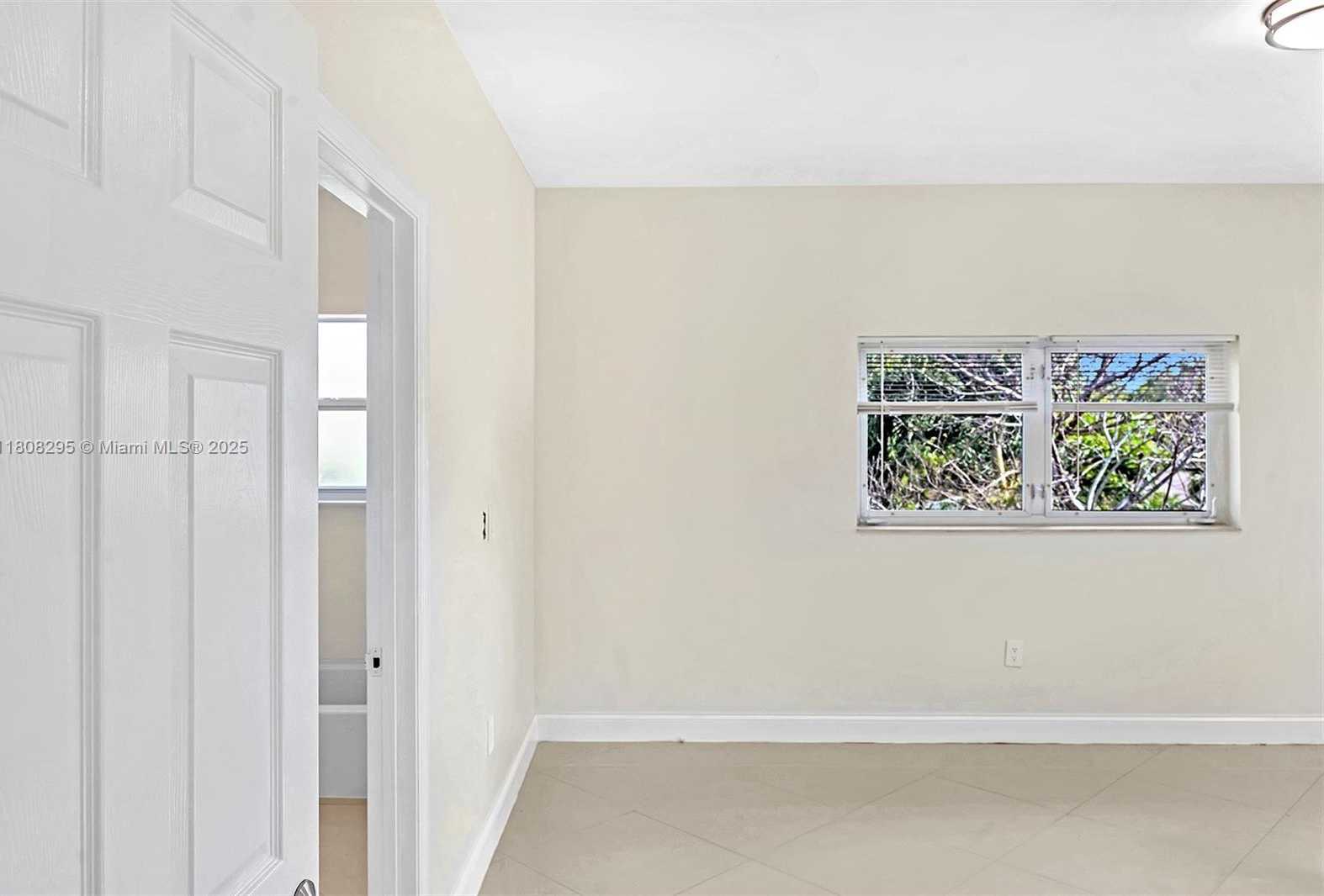 Small Image of 2620 NE 214 ST, Miami Number 46