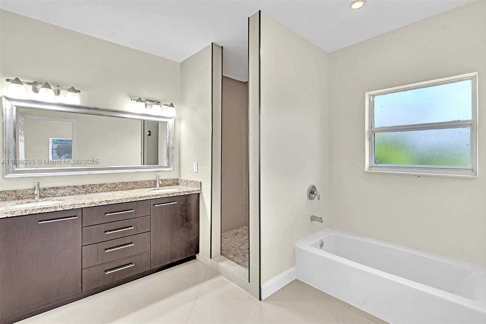 Small Image of 2620 NE 214 ST, Miami Number 51