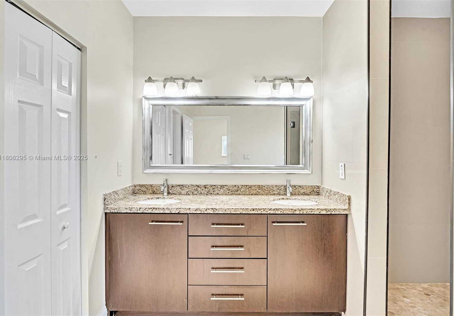 Small Image of 2620 NE 214 ST, Miami Number 52