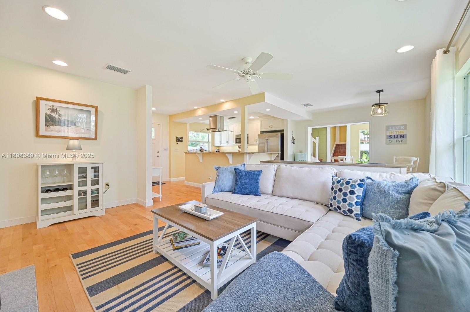 Small Image of 671 LIVE OAK LN, La Belle Number 11