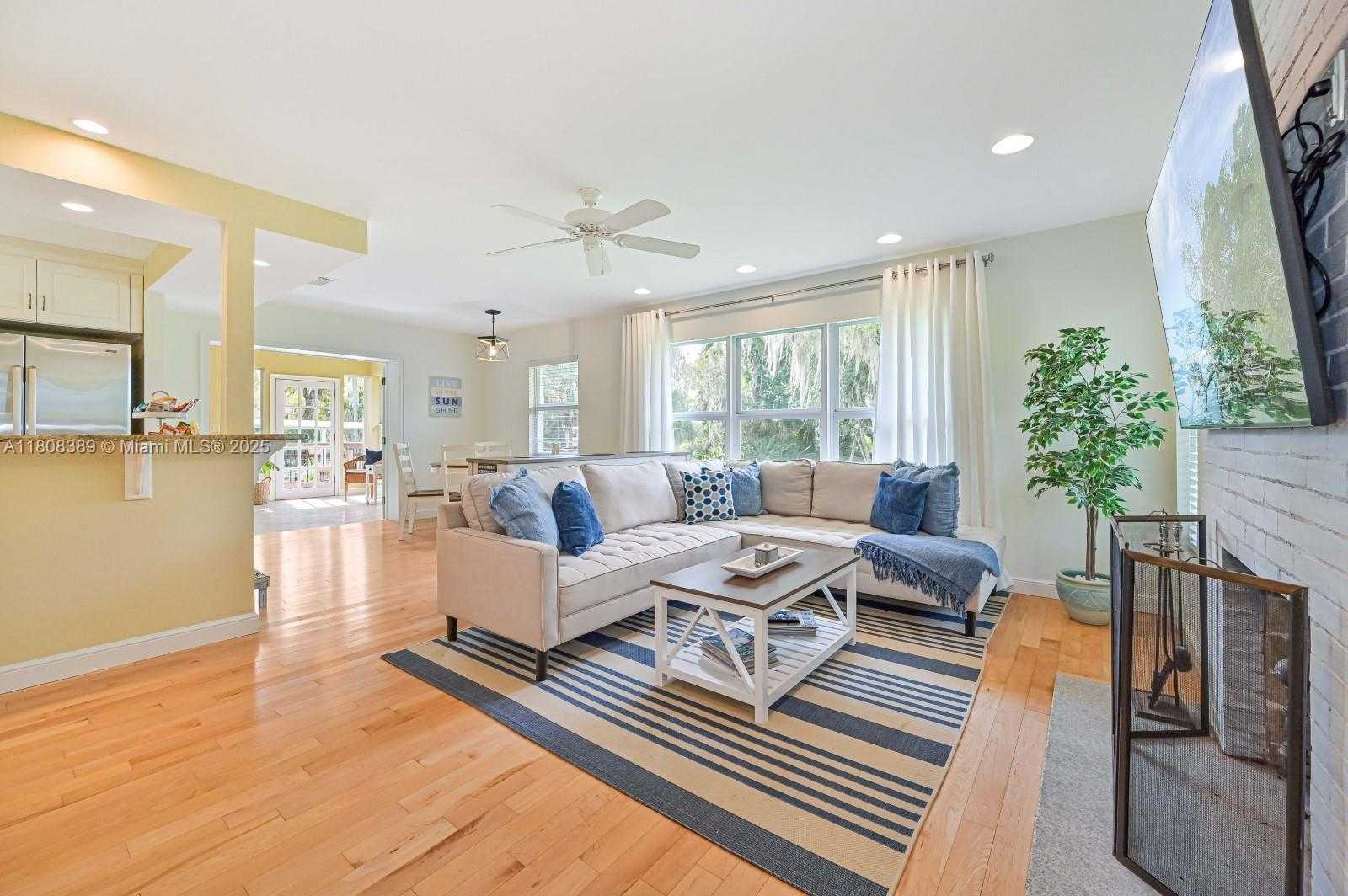Small Image of 671 LIVE OAK LN, La Belle Number 12