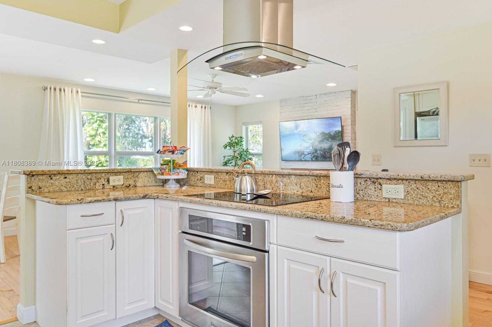 Small Image of 671 LIVE OAK LN, La Belle Number 16