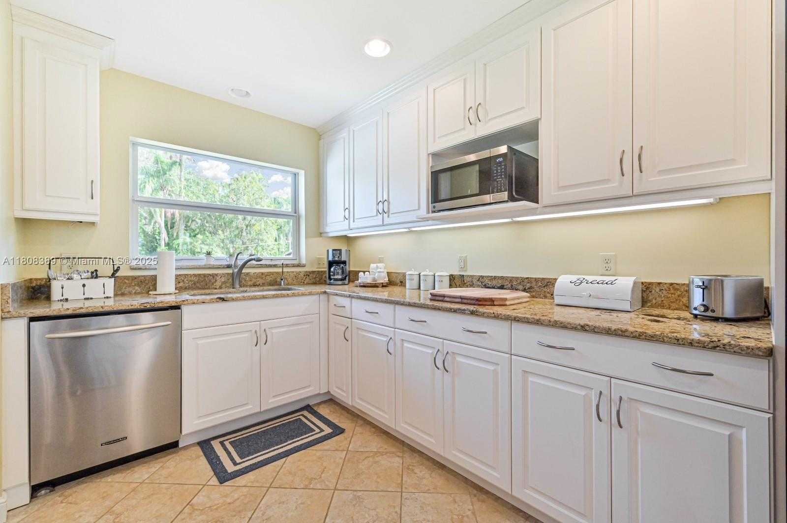 Small Image of 671 LIVE OAK LN, La Belle Number 17