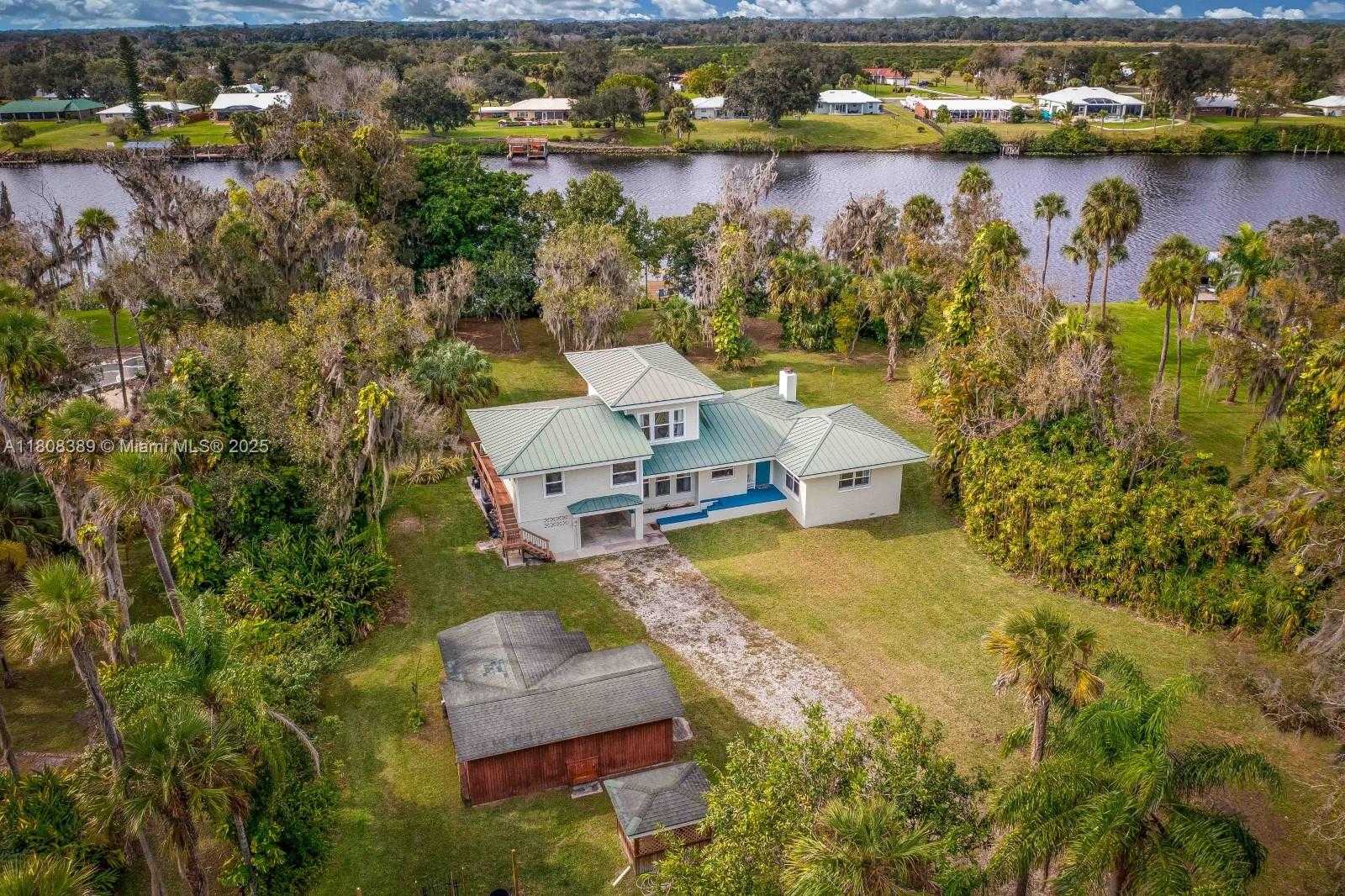 Small Image of 671 LIVE OAK LN, La Belle Number 2