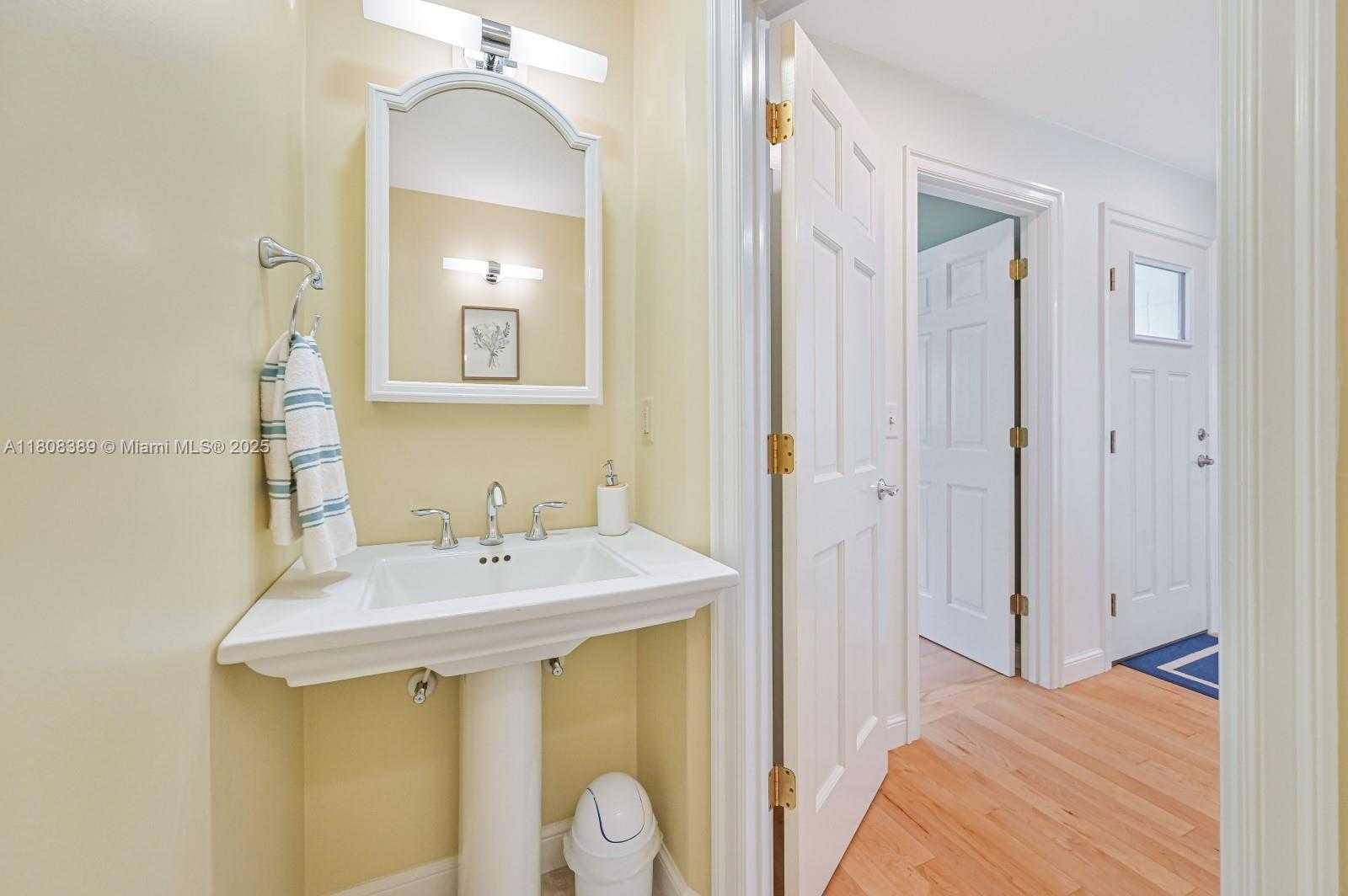 Small Image of 671 LIVE OAK LN, La Belle Number 23