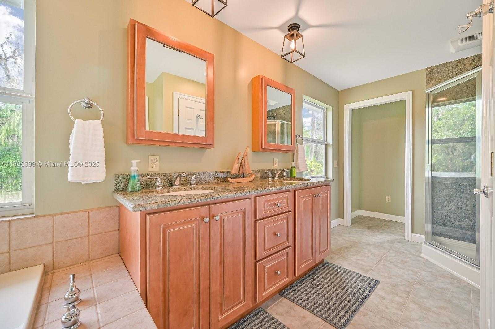 Small Image of 671 LIVE OAK LN, La Belle Number 28