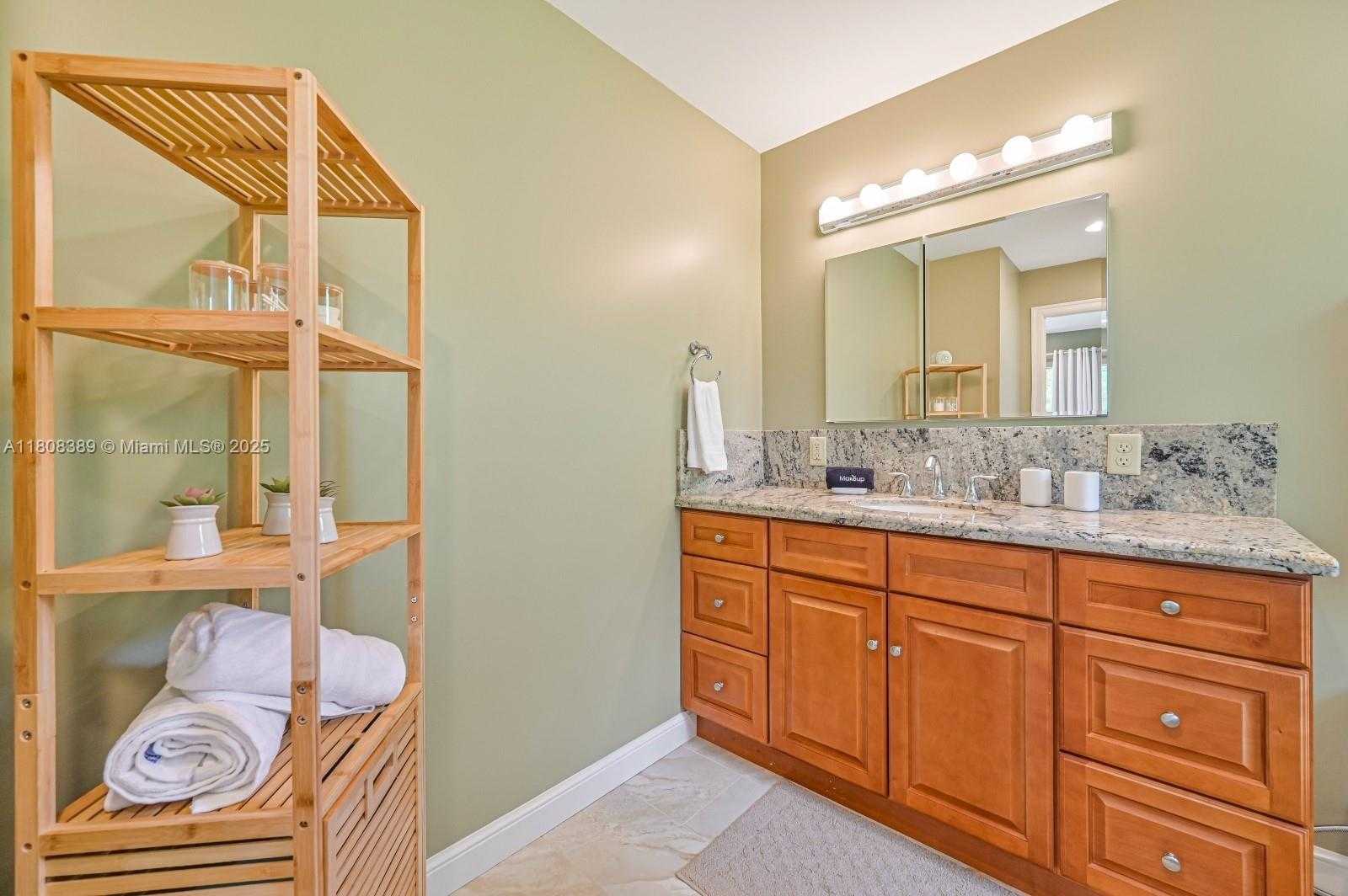 Small Image of 671 LIVE OAK LN, La Belle Number 34
