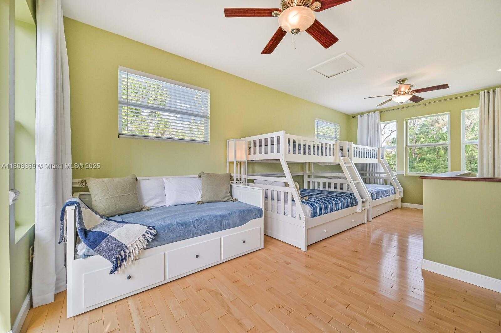 Small Image of 671 LIVE OAK LN, La Belle Number 35