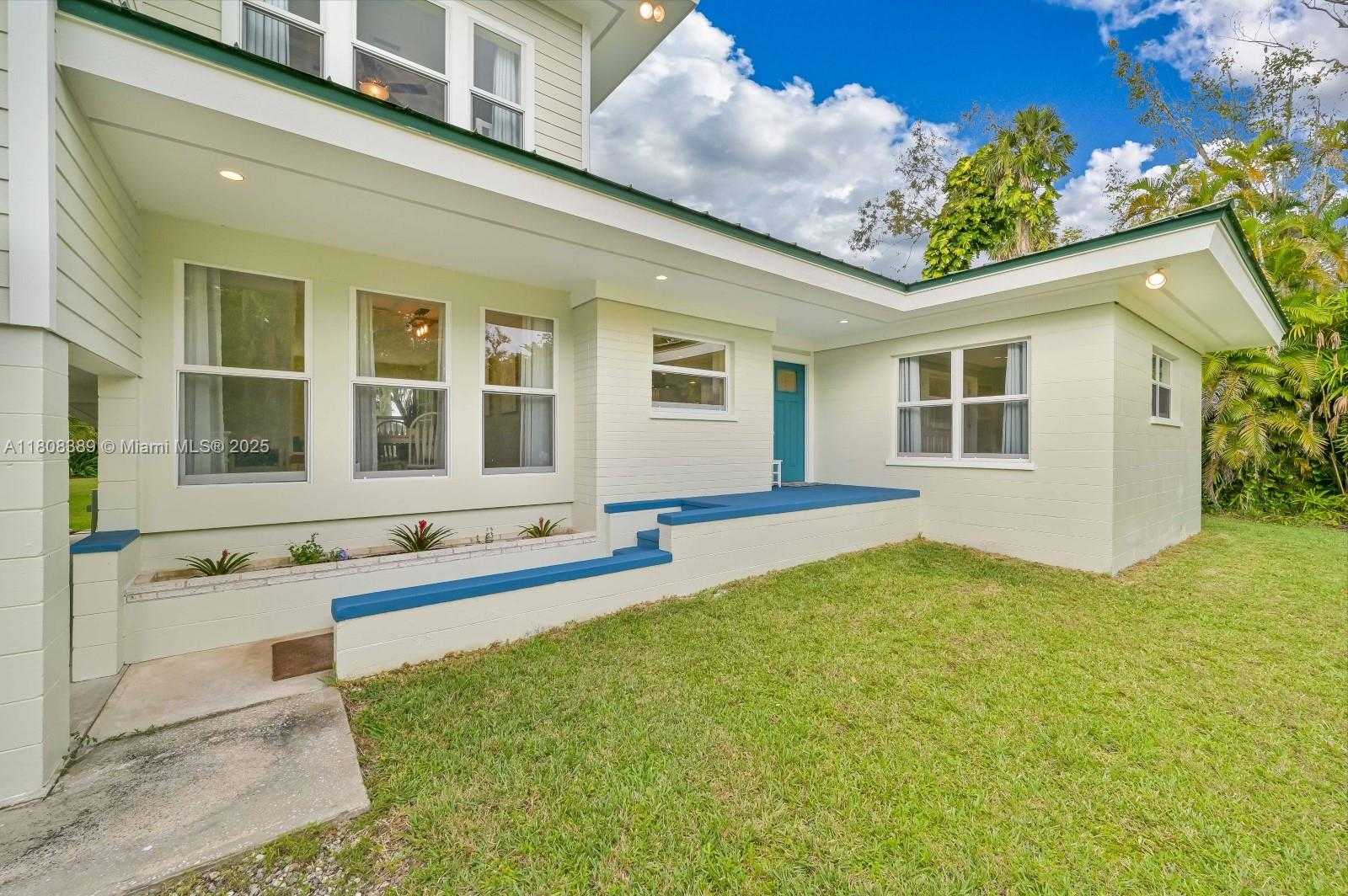Small Image of 671 LIVE OAK LN, La Belle Number 4