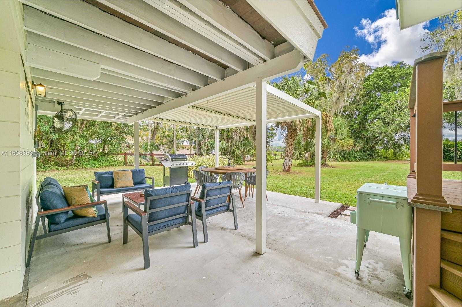 Small Image of 671 LIVE OAK LN, La Belle Number 40