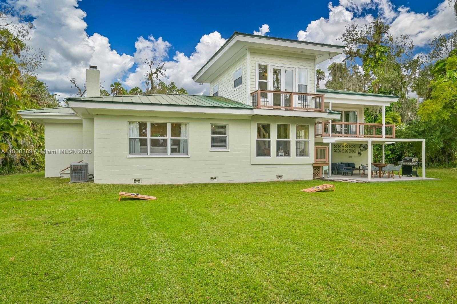 Small Image of 671 LIVE OAK LN, La Belle Number 5