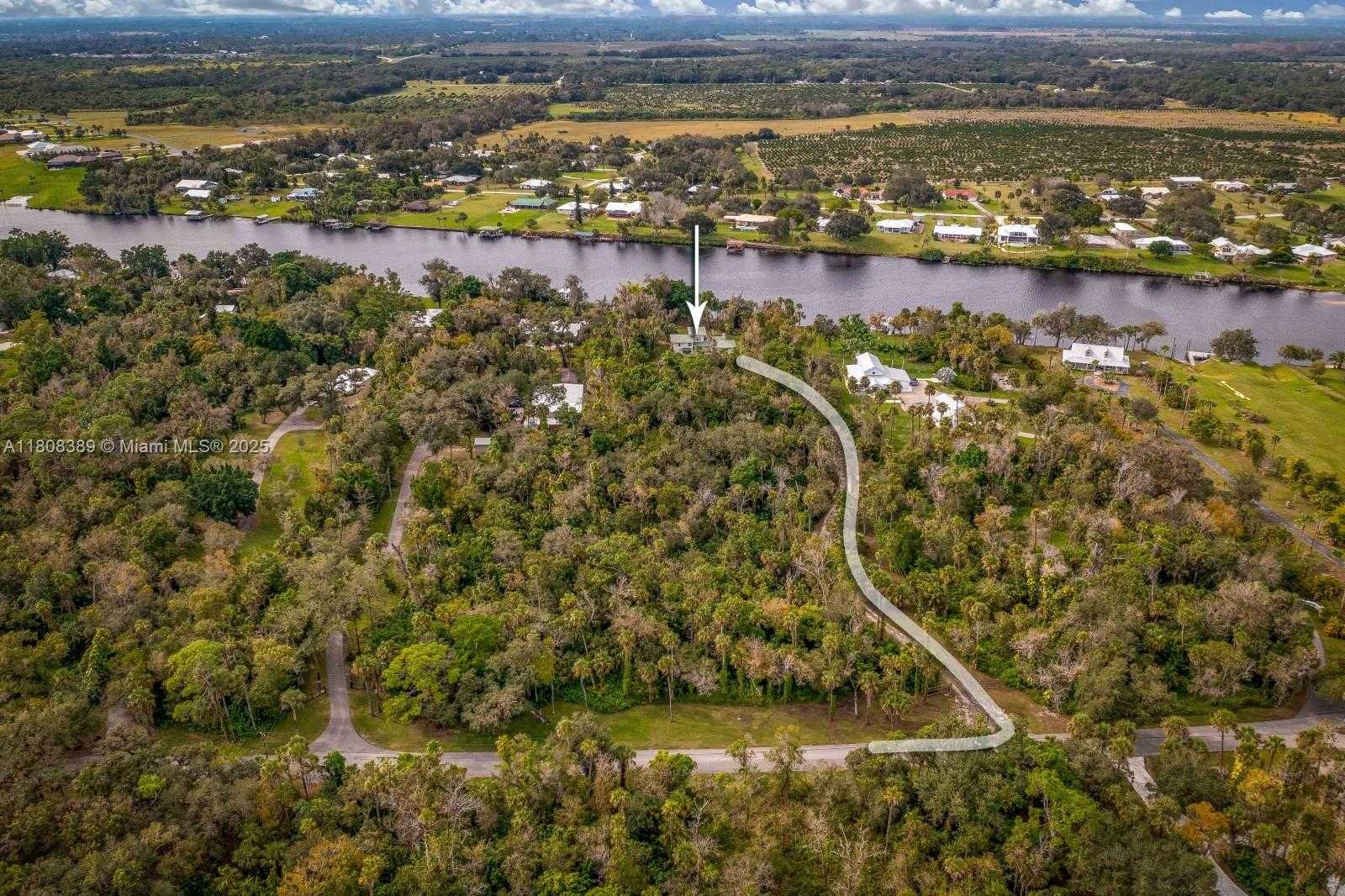 Small Image of 671 LIVE OAK LN, La Belle Number 6