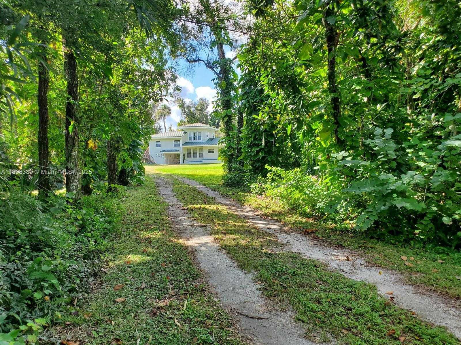 Small Image of 671 LIVE OAK LN, La Belle Number 62
