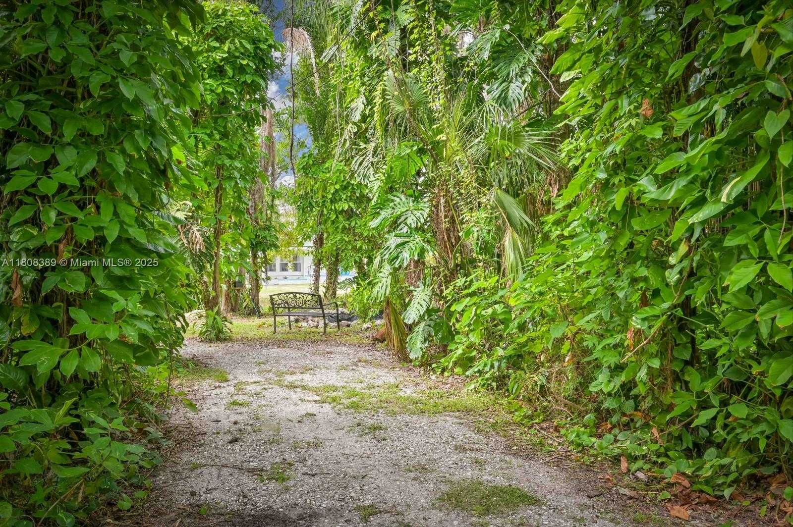 Small Image of 671 LIVE OAK LN, La Belle Number 64