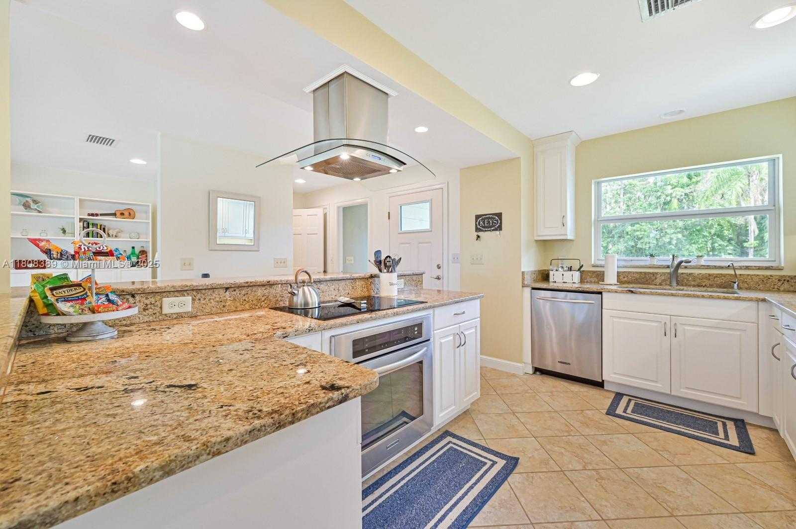 Small Image of 671 LIVE OAK LN, La Belle Number 9