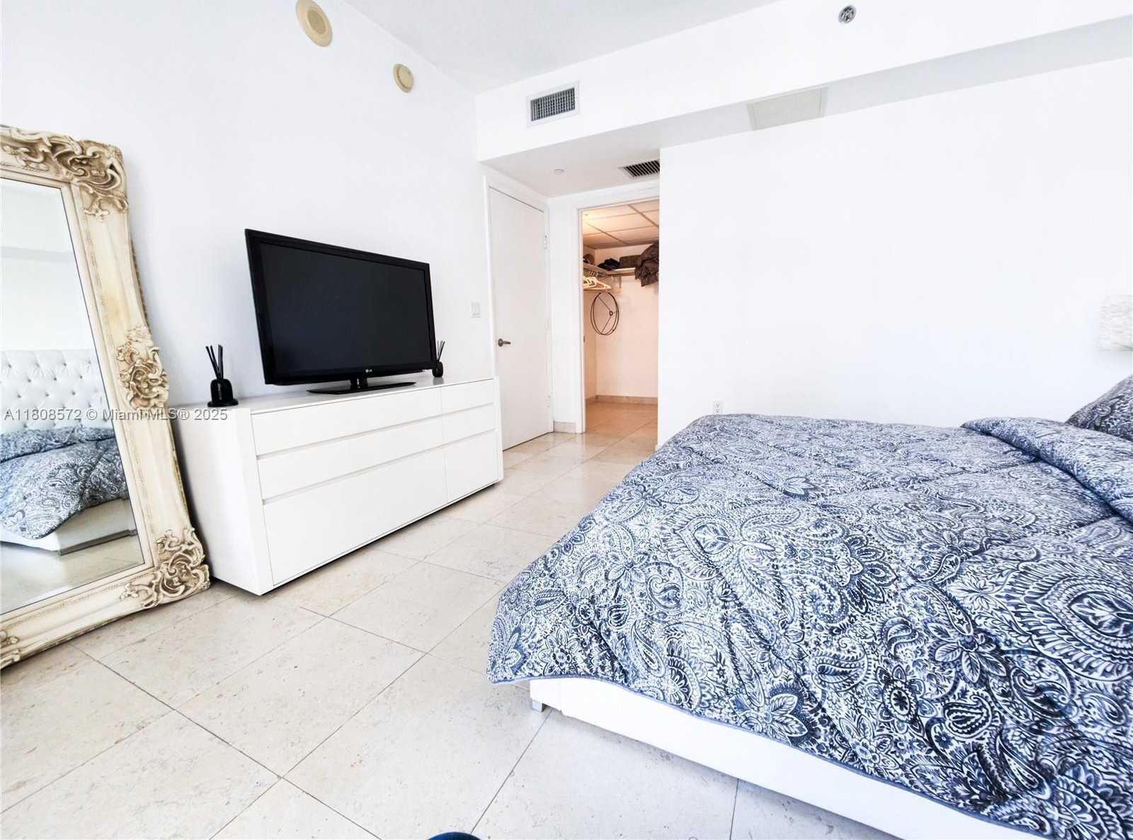 Small Image of 495 BRICKELL AVE #2906, Miami Number 11