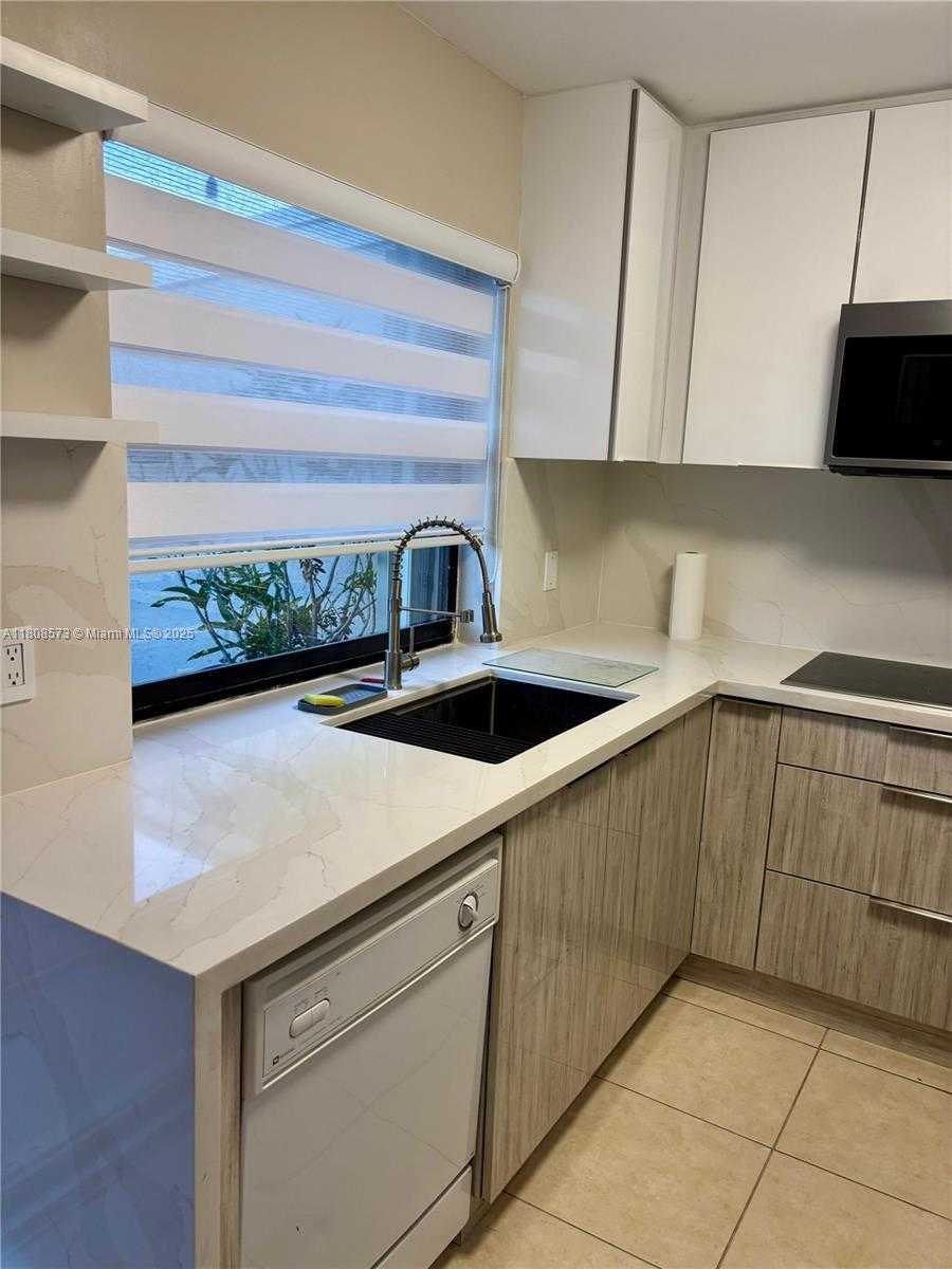 Small Image of 6542 NORTH WEST 171ST ST, Hialeah Number 10