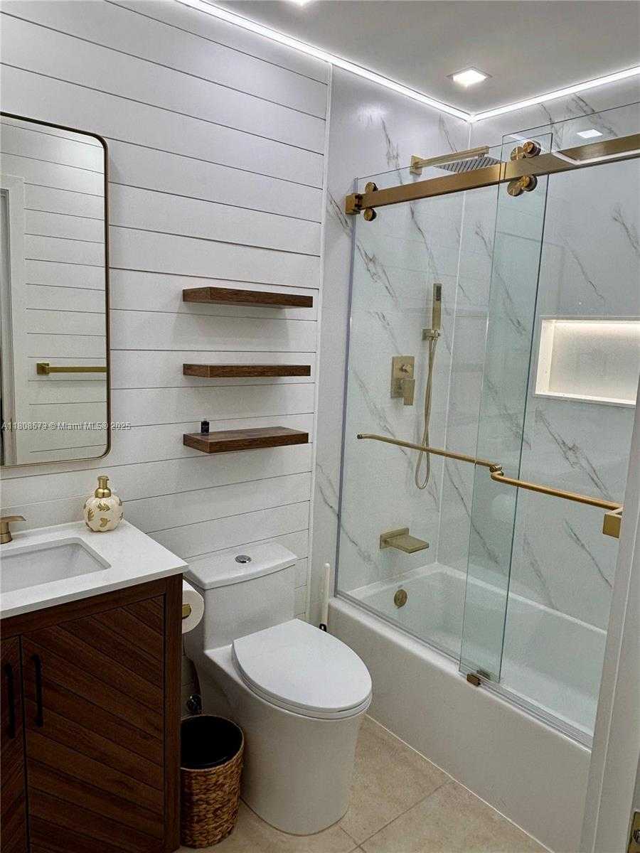 Small Image of 6542 NORTH WEST 171ST ST, Hialeah Number 14