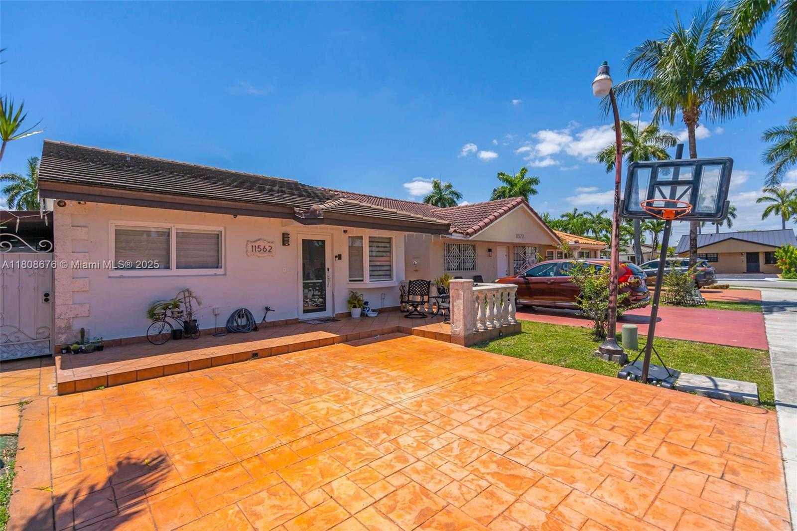 Small Image of 11562 NORTH WEST 87TH PL, Hialeah Gardens Number 3