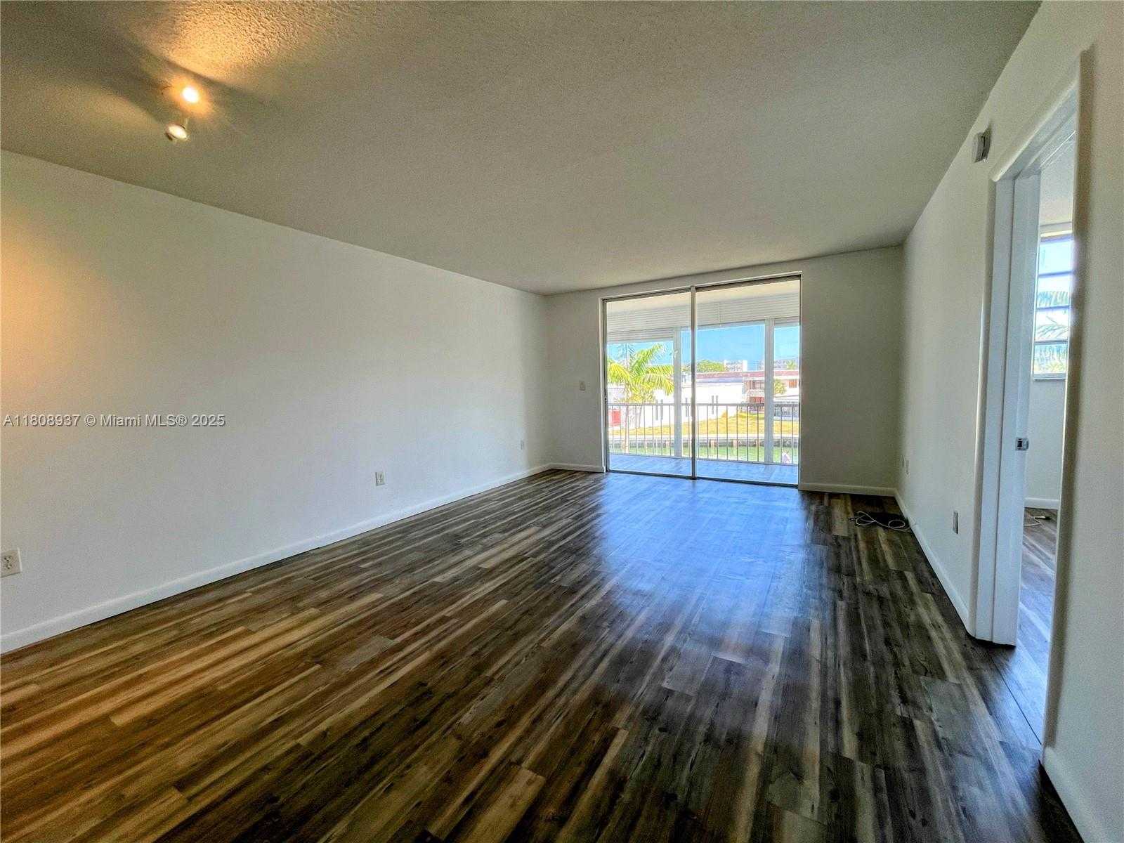 Small Image of 2859 LEONARD DR #G305, Aventura Number 3