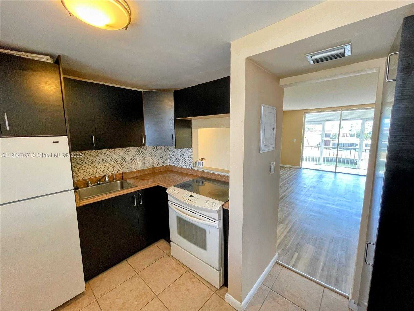 Small Image of 2859 LEONARD DR #G305, Aventura Number 5