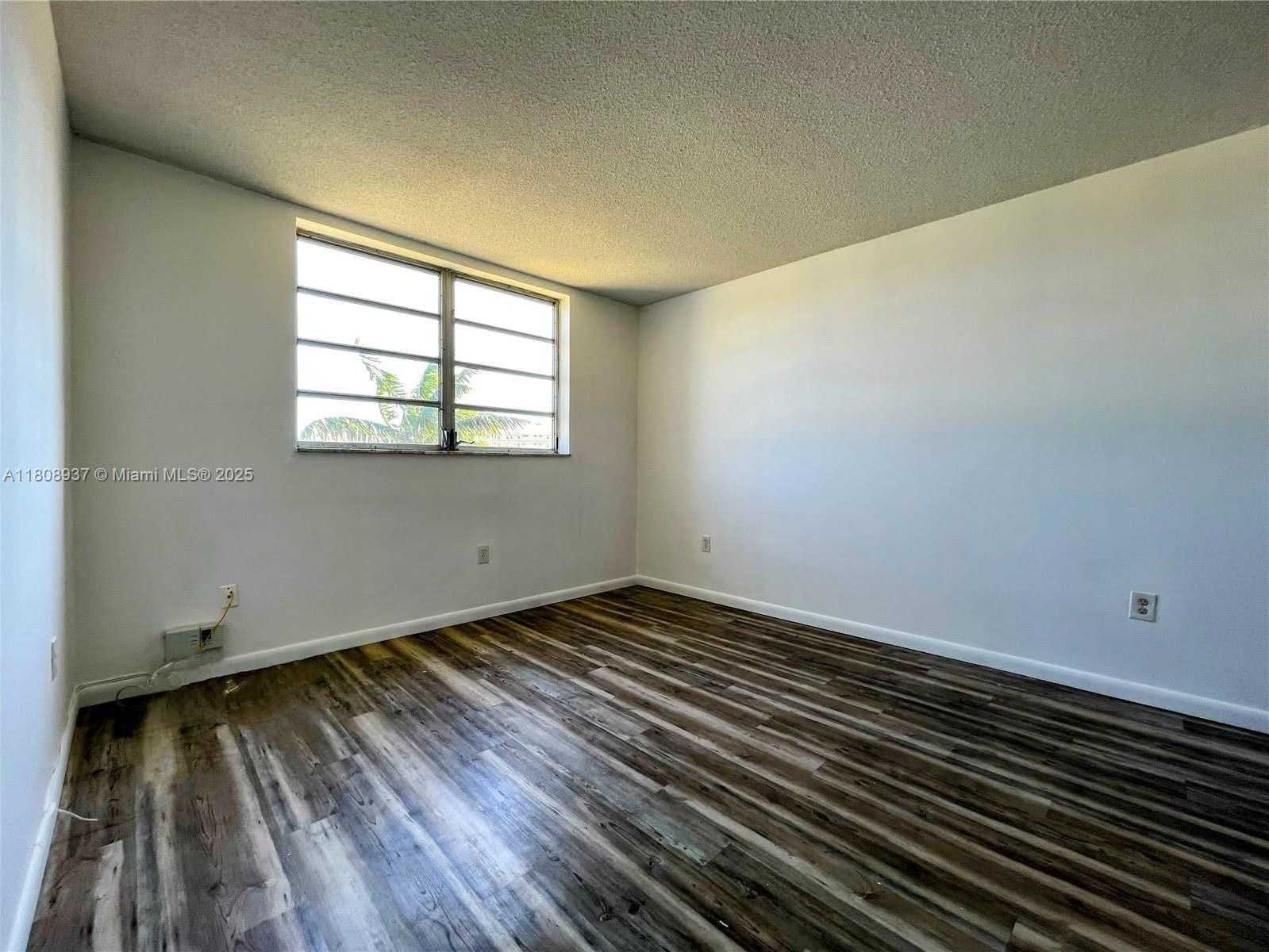 Small Image of 2859 LEONARD DR #G305, Aventura Number 7