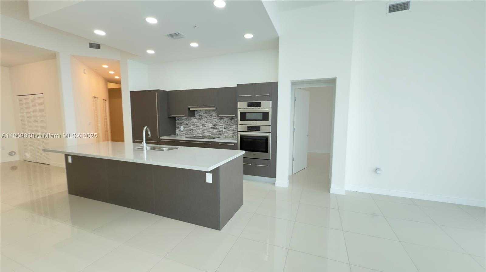 Small Image of 7825 NORTH WEST 107TH AVE #811, Doral Number 22