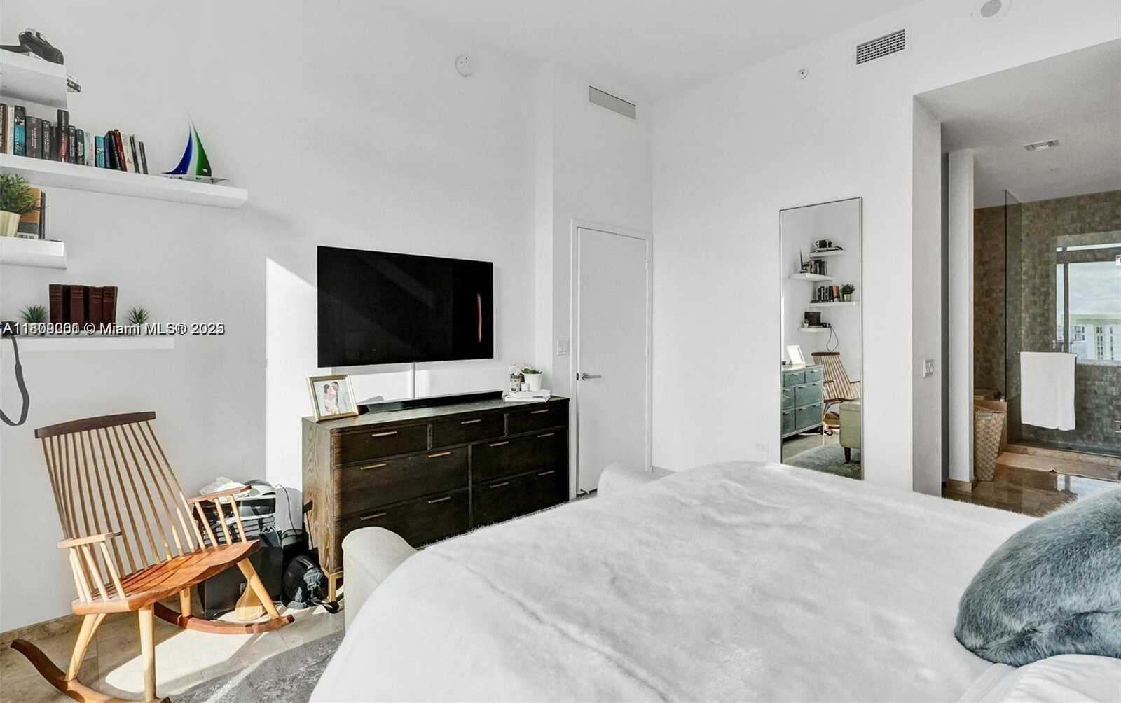 Small Image of 68 SOUTH EAST 6TH ST #4010, Miami Number 17