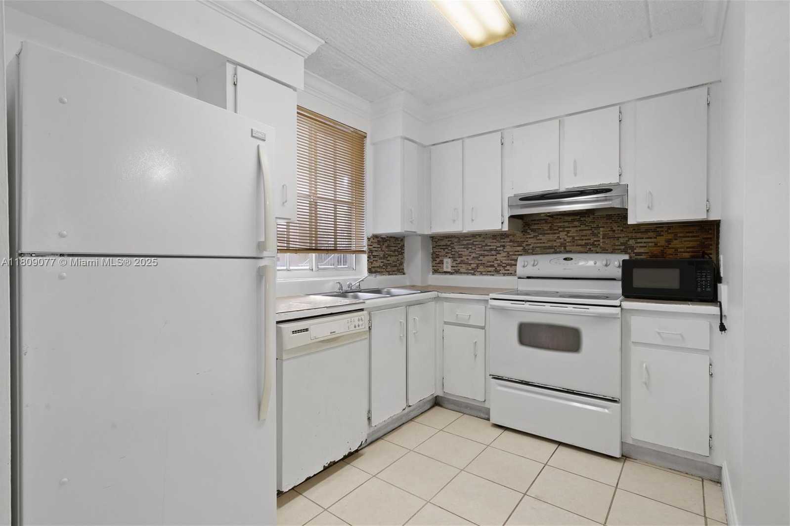 Small Image of 6135 NORTH WEST 186TH ST #202, Hialeah Number 4